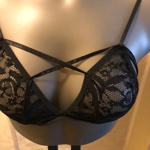 “NIP” black lace bra w/ geo lines! - Picture 2 of 4